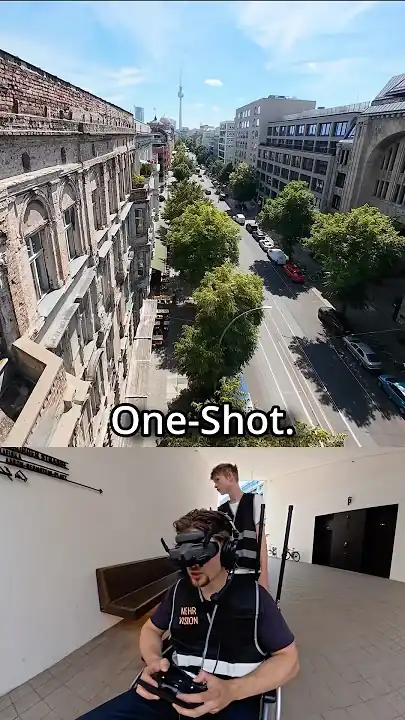 Drohnenblick an einer Altbaufassade des Stadtquartiers am Tacheles entlang, im Hintergrund der Berliner Fernsehturm, darunter der Pilot mit FPV-Brille